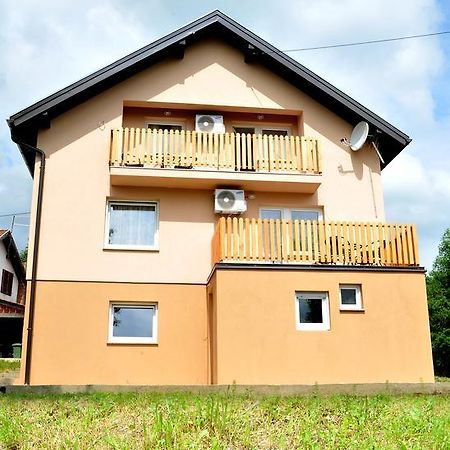 Apartments Zugec เซลิสเต เดรซิสโก ภายนอก รูปภาพ