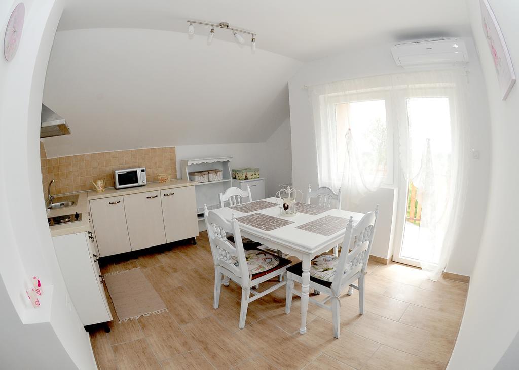Apartments Zugec เซลิสเต เดรซิสโก ห้อง รูปภาพ